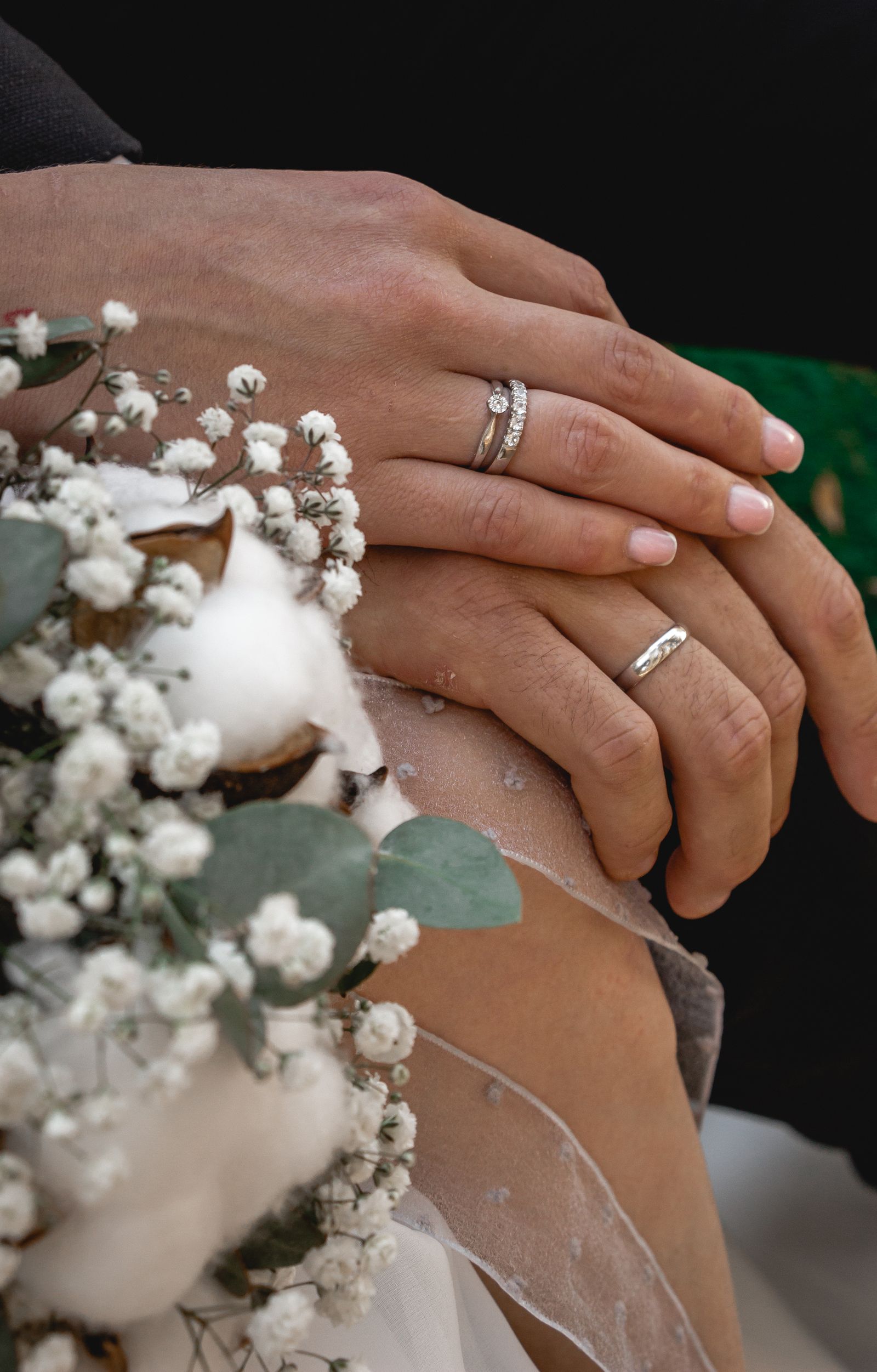 As alianças de casamento sobre um buquê de flores elegante