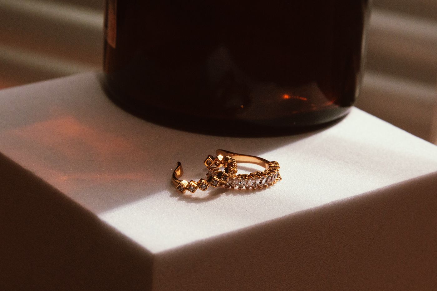 Detalhe das alianças de casamento douradas